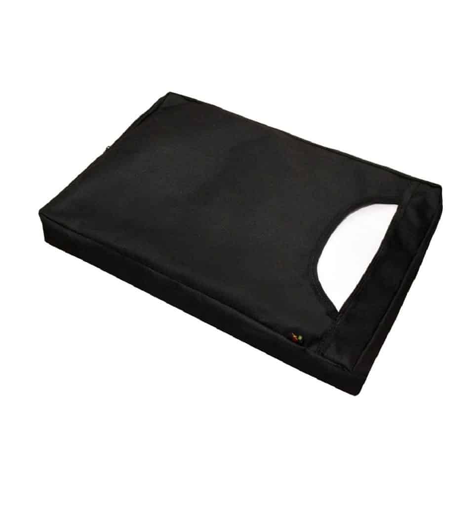 Imagem de uma bolsa preto de nylon para balcão com um bolso único para armazenar sacolas de supermercado. O suporte é retangular e possui um design funcional e elegante, destinado a organizar sacolas no balcão do caixa, ajudando a manter a área organizada e facilitando o empacotamento dos produtos.