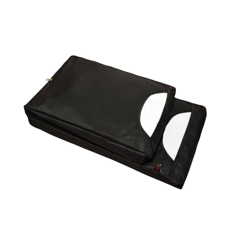 Bolsa Porta Sacola em Nylon Preta para balcão com dois bolsos para armazenar sacolas de supermercado. O suporte é retangular e possui um design funcional e elegante, destinado a organizar sacolas no balcão do caixa, ajudando a manter a área organizada e facilitando o empacotamento dos produtos.