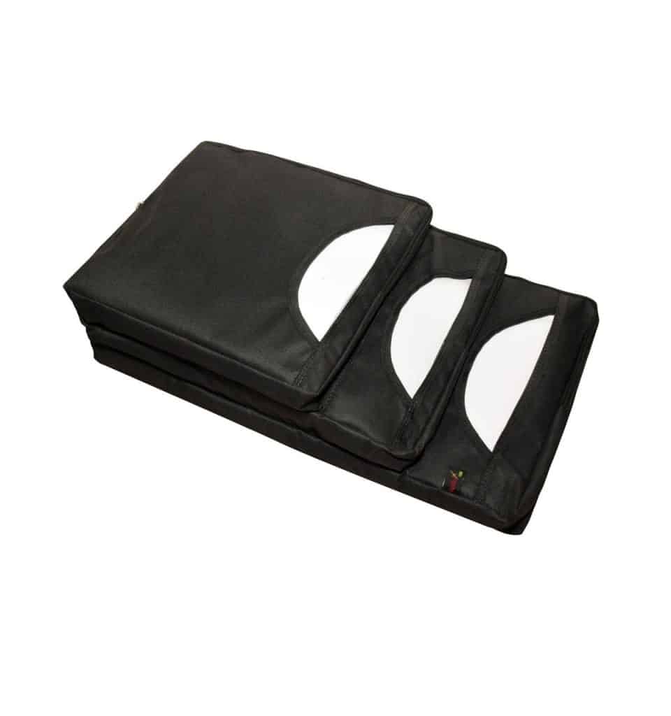 Bolsa Porta Sacola em Nylon Preta para balcão com um bolso único para armazenar sacolas de supermercado. O suporte é retangular e possui um design funcional e elegante, destinado a organizar sacolas no balcão do caixa, ajudando a manter a área organizada e facilitando o empacotamento dos produtos.